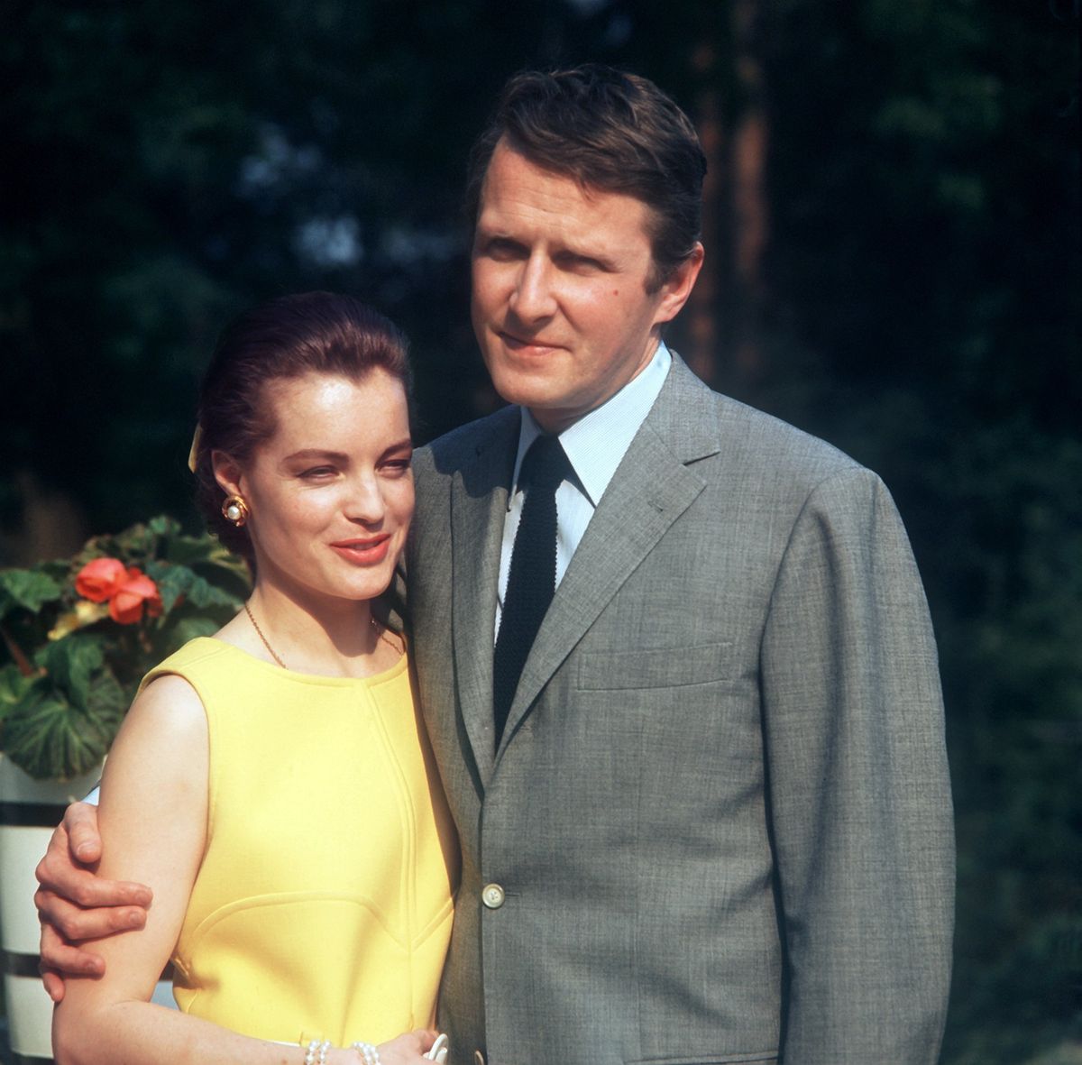 Die österreichische Schauspielerin Romy Schneider mit ihrem Mann Harry Meyen (undatiert). Schon als 17jährige hatte sie in der Trilogie "Sissi" ihren ersten großen Erfolg, wobei ihr das "Sissi"-Image später verhaßt war. Internationale Anerkennung errang sie in Filmen wie "Das Mädchen und der Kommissar". "Gruppenbild mit Dame" und "Die Spaziergängerin von Sans-Souci". Ihr Privatleben verlief tragisch: Die Verlobung mit dem Schauspieler Alain Delon zerbrach, ihr erster, geschiedener Mann Harry Meyen beging Selbstmord, der gemeinsame Sohn David kam als 14jähriger bei einem Unfall ums Leben. 1975 heiratete sie ihren Sekretär Daniel Biasini, Tochter Sarah wurde geboren. Romy Schneider wurde am 23. September 1938 in Wien geboren und verstarb am 29. Mai 1982 im Alter von nur 43 Jahren in ihrer Wahlheimat Paris an Herzversagen.      (Photo by Göbel/picture alliance via Getty Images)