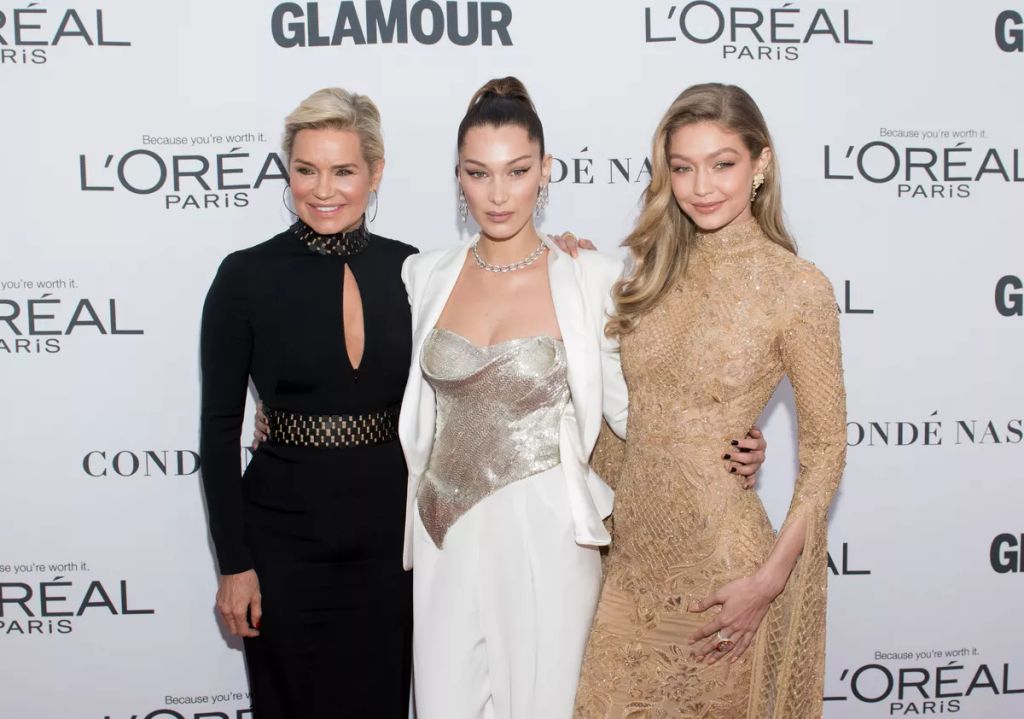 Yolanda Hadid, a holland származású egykori modell, két lánya, Gigi és Bella Hadid, ma a divatvilág trónját képviselik. Mindketten a divattörténelem szerves részévé váltak, az egyik legikonikusabb testvérpár a divatvilágában.