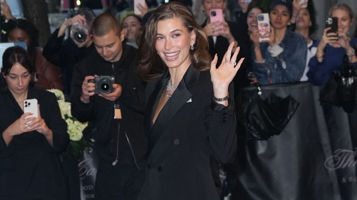 Hailey Bieber elhagyja a Carlyle Hotelt a 2025-ös Met-gála előtt: „Szuperfinom: Tailoring Black Style” a Metropolitan Művészeti Múzeumban 2025. május 05-én New Yorkban.