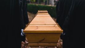 Sokkot kaptak a rajongók: koporsóban vitték le a színpadról a vilgásztárt - VIDEÓ