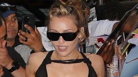 Miley Cyrus megvillantotta a mellbimbóit, majd az exének is beszólt - FOTÓ