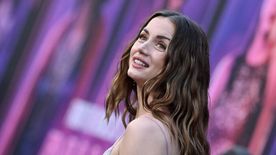 Ana de Armas fehérnemű nélkül lépett a vörös szőnyegre - Fotó
