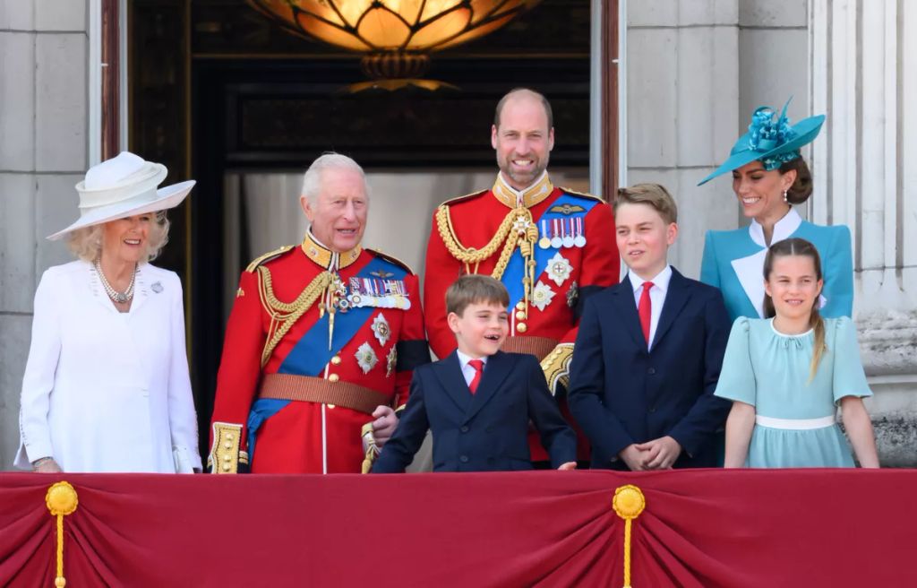 Kamilla királyné, III. Károly király, Lajos walesi herceg, Vilmos walesi herceg, György walesi herceg, Katalin walesi hercegnő és Charlotte walesi hercegnő a Buckingham-palota erkélyén a 2025-ös Trooping The Colour 2025. június 14-én az angliai Londonban.