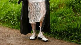 Sneaker és balerina? Mindkettő! – A sneakerinas a legújabb divatőrület az idei nyáron
