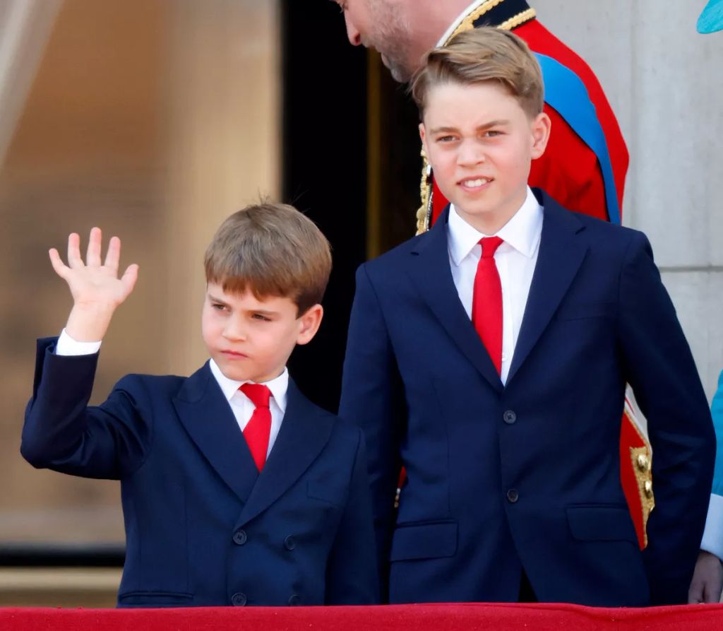 Lajos walesi herceg és György walesi herceg a Buckingham-palota erkélyéről nézik a RAF átrepülését, miután részt vettek a Trooping The Colour 2025 elnevezésű rendezvényen az angliai Londonban 2025. június 14-én.