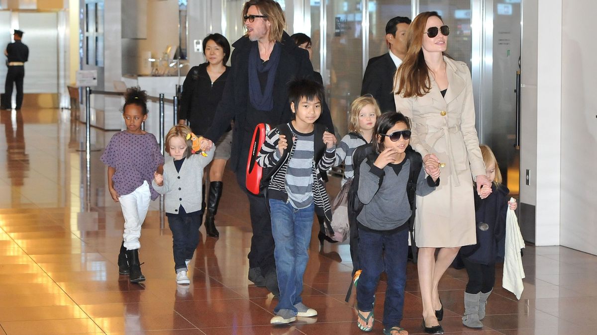 TOKYO, JAPAN - NOVEMBER 08:  Brad Pitt, Angelina Jolie and their six children Maddox, Pax, Zahara, Shiloh, Knox, and Vivienne arrive  at Haneda International Airport on November 8 in Tokyo, Japan.  (Photo by Jun Sato/WireImage)
