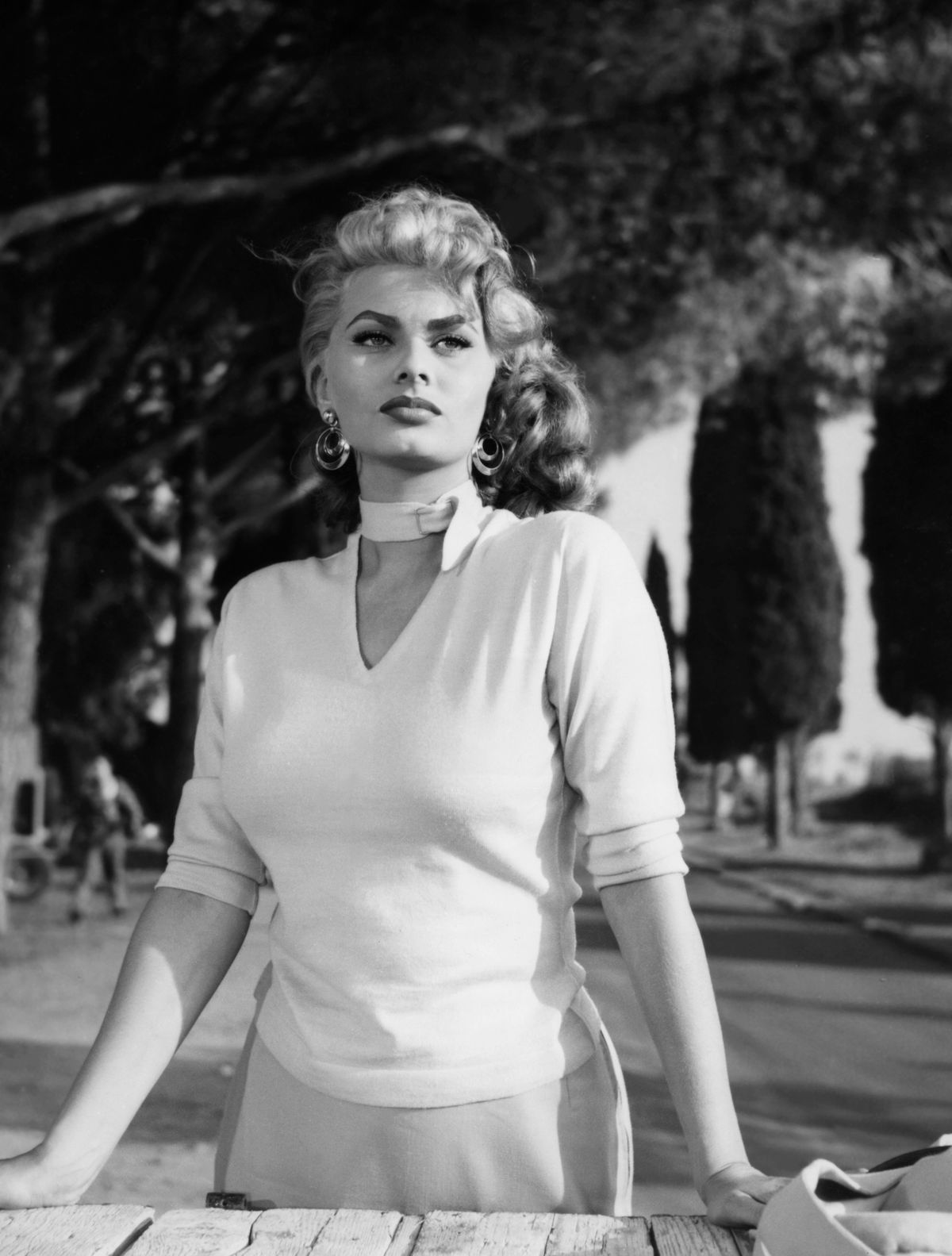 Sophia Loren on the set of "Dommage que tu sois une canaille". (Photo by Sunset Boulevard/Corbis via Getty Images)