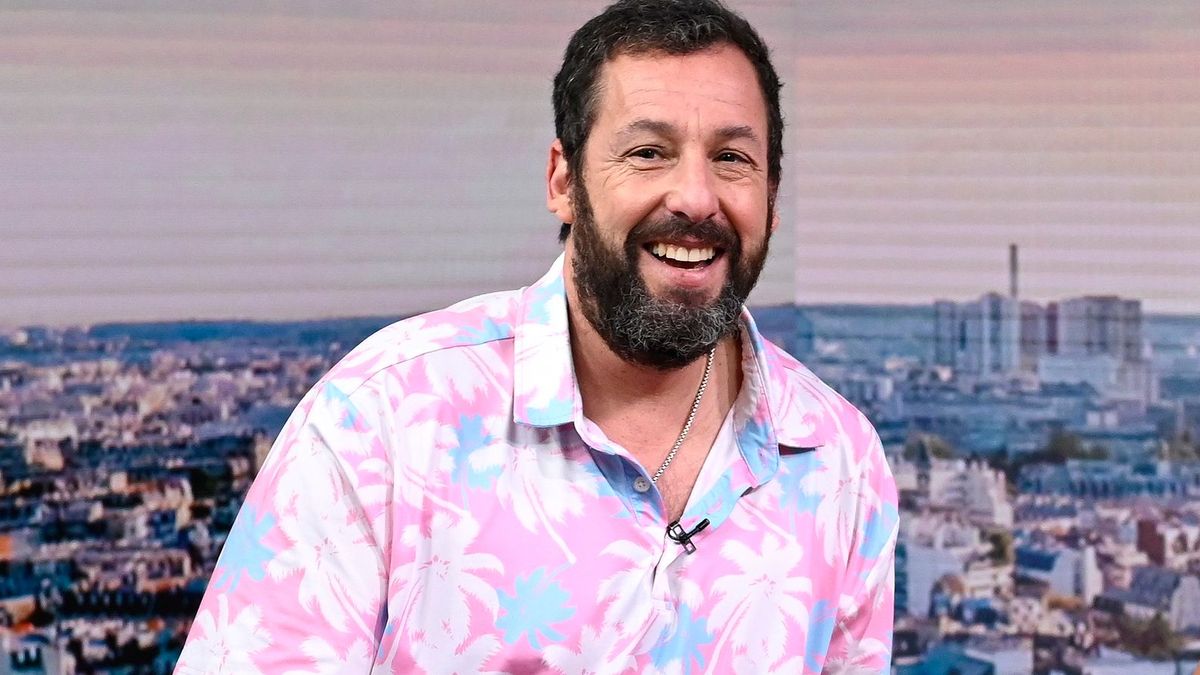 Adam Sandler stílusa hódít, de nem a férfiak körében – Így stylingold a kosaras nadrágot 2025-ben