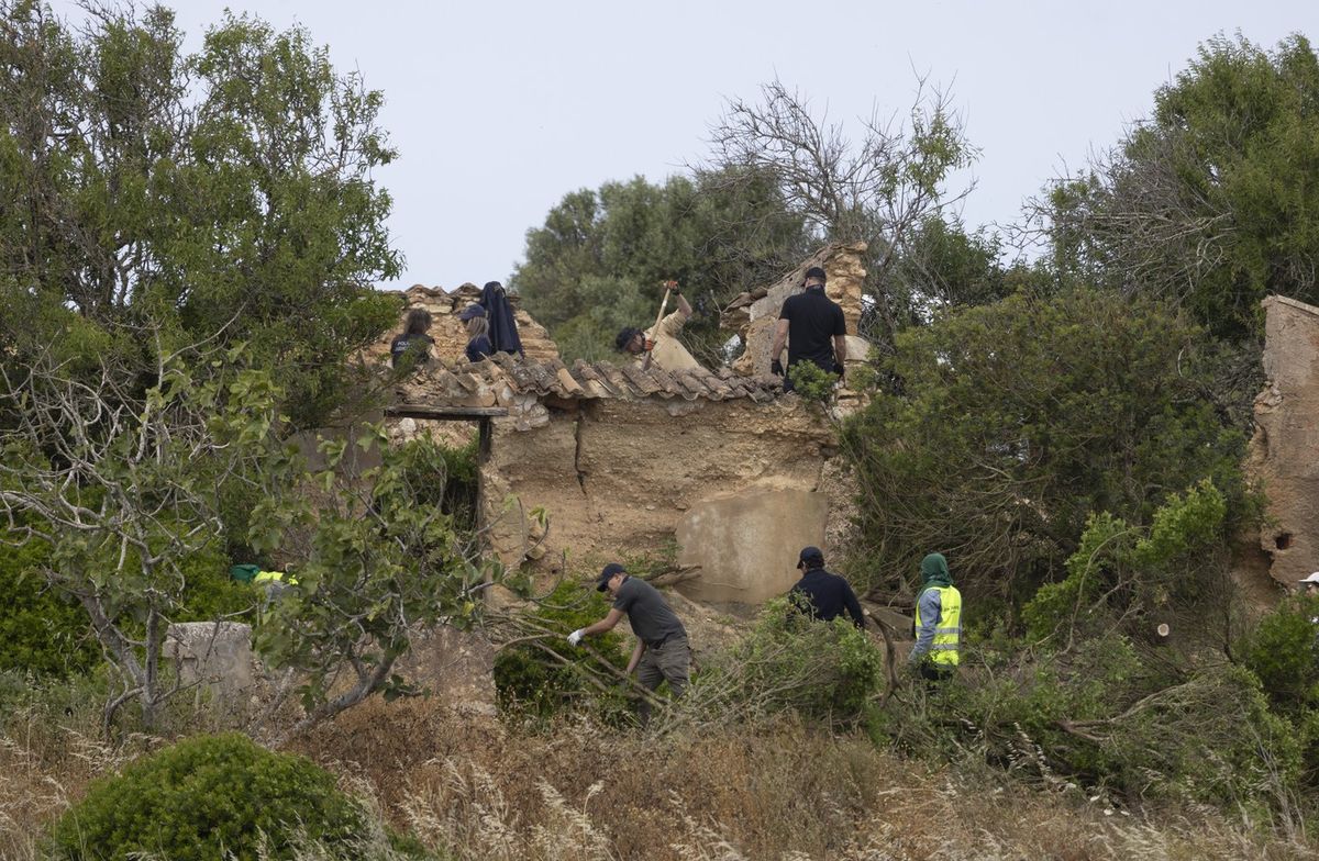 03.06.2025.  Madeleine McCann, new search for evidence. ..Police searching various sites in and around the resort of Praia da Luz, Portugal. Police will be searching scrub land, using radar equipment, around the former home of prime suspect Christian Brueckner and areas near to the Ocean Club apartments where she was snatched from years ago. Police searching land on the coast in an abandoned house between Luz and Lagos Material must be credited "The Sun/News Licensing" unless otherwise agreed. 100% surcharge if not credited. Online rights need to be cleared separately. Strictly one time use only subject to agreement with News Licensing,Image: 1006759050, License: Rights-managed, Restrictions: Usage is subject to our terms and conditions. Electronic storage is prohibited., Model Release: no