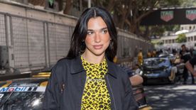 Dua Lipa popsit villantott − Ő is beállt a meztelen ruhát viselők sorába − FOTÓ