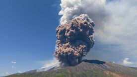 Drámai felvételeken az Etna kitörése — A turisták az életükért menekülnek a hamu és a láva elől — VIDEÓ