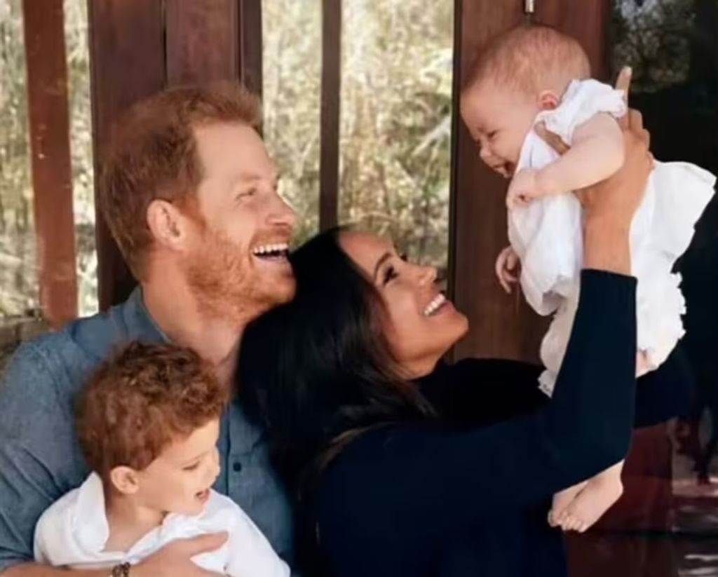 2021 decemberében Meghan és Harry családi fotót adott ki karácsony alkalmából.