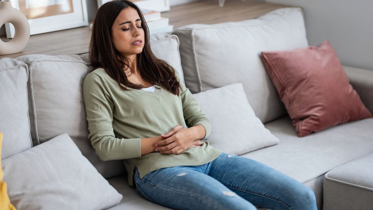 A menstruáció színe: egy nő mensruációs görcstől szenved