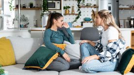 Mosolyog, de valójában gyűlöli, hogy boldog vagy? 5 jel, hogy a barátod a legnagyobb irigyed