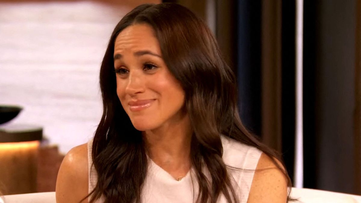 Meghan Markle, duchesse de Sussex dans le Drew Barrymore Show. - Pictures must credit: The Drew Barrymore Show / Paramount Plus Meghan Marble has gushed about husband Prince Harry in a preview of a TV interview with US actress turned talk show host Drew Barrymore. Meghan, the Duchess of Sussex. 43, was on to talk about her new Netflix lifestyle streaming series, With Love, Meghan. In a teaser for the appearance, she revealed the six word vow Prince Harry , who she refers to as “H”, made to her when they first started dating in 2016. She told Barrymore, 50, : “Life is full of surprises. I did not expect to meet H and for this to be our love story and you know I'm very lucky. “I am married to the funniest, sweetest, most charming, I mean, he's all the things that you're describing. “He's an amazing father. “I count my blessings because I have him and also I have a partner who is so supportive of me.: Picture supplied by JLPPA