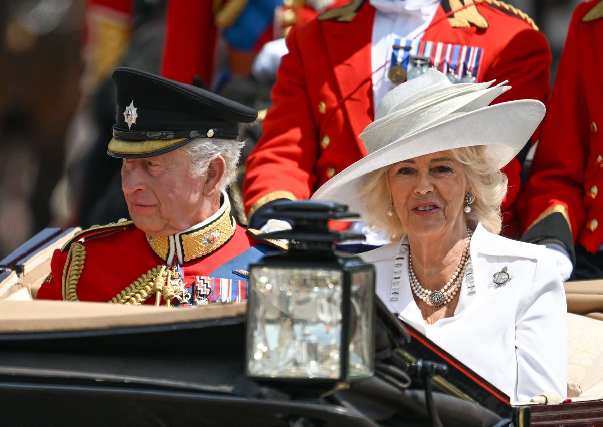 Károly király (balra) és Camilla királynő (jobbra) visszatér a Buckingham-palotába egy királyi hintóban a Trooping the Colour parádét követően London központjában 2025. június 14-én. Az uralkodó hivatalos születésnapját ünneplő, évente megrendezett ceremónia több ezer nézőt vonzott a The Mall mentén.