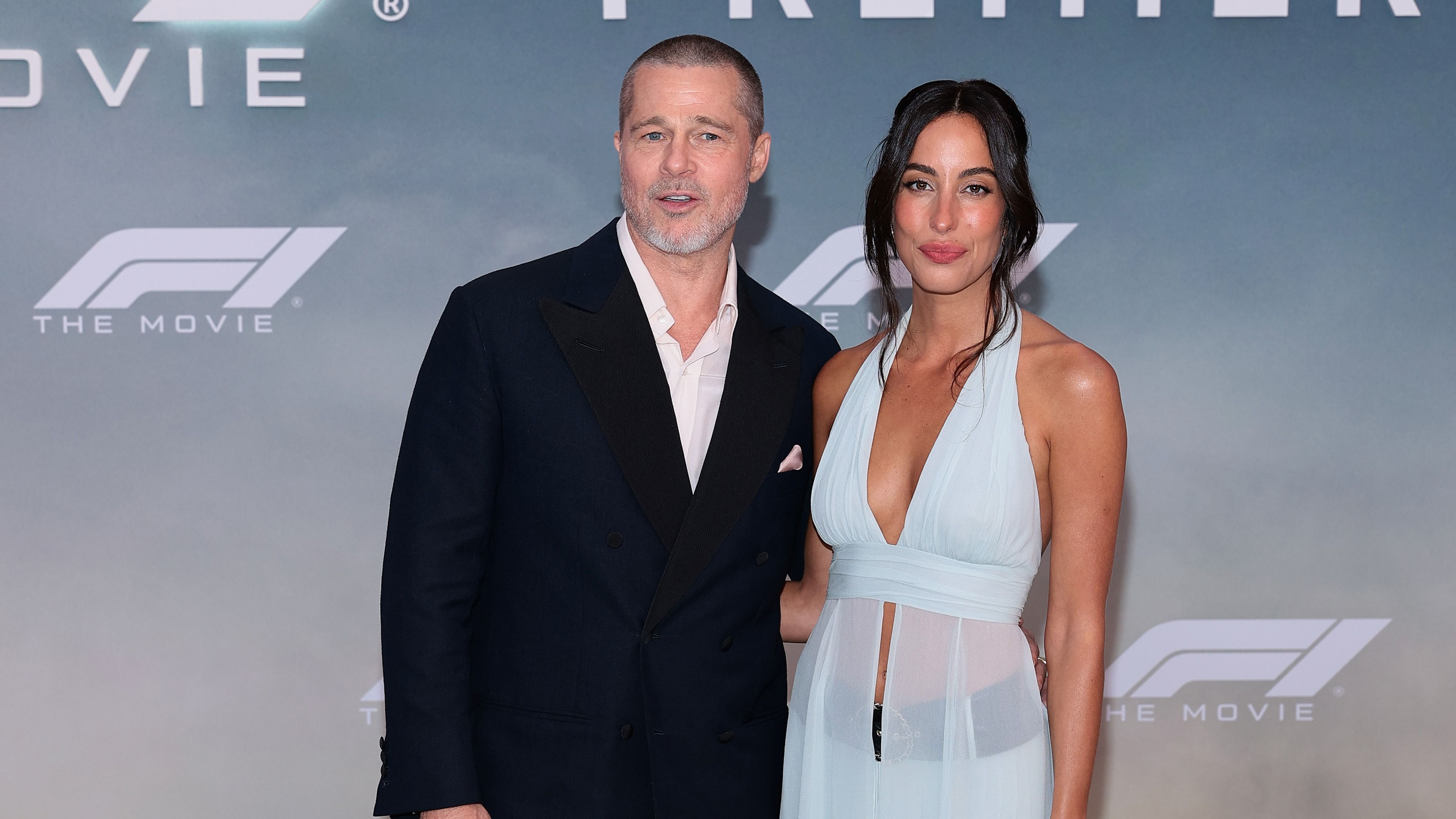 Menyasszonynak öltözött Brad Pitt barátnője, azt hitte az oltárhoz vezetik – Mindenkit meglepett Ines de Ramon ruhaválasztása