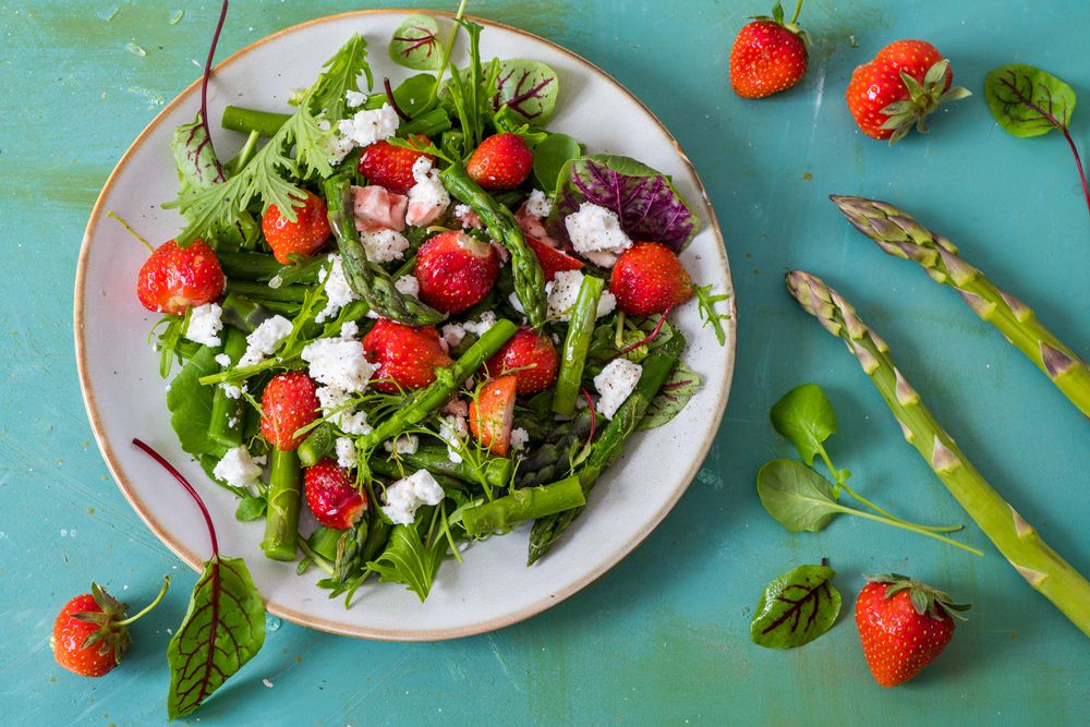 afrodiziákum Green asparagus, strawberry, rocket, indian mustard and feta cheese salad