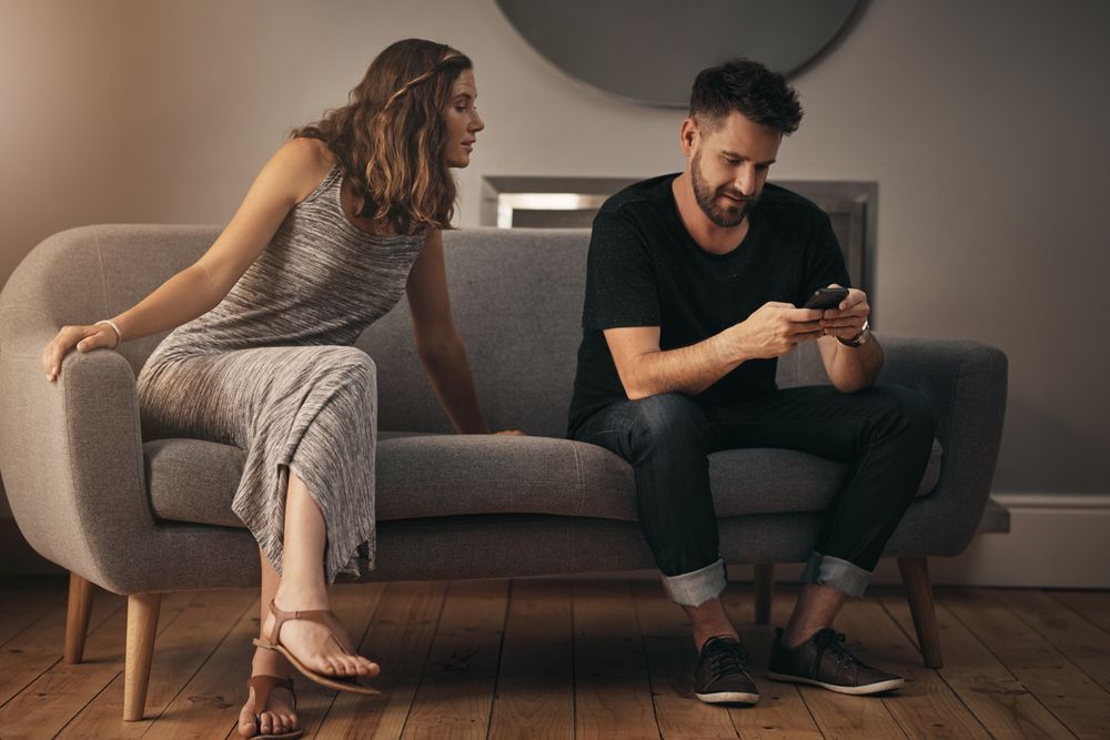Vajon mi számít digitális hűtlenségnek? Fétékeny típus vagy? Figyeled a pasid telefonját? 
