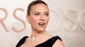 Mit szól ehhez a férje? Scarlett Johansson forró csókkal köszöntötte a Bridgerton sztárját - Videó!