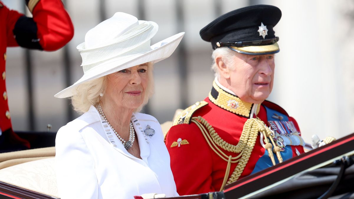 Szívszorító okból visel a királyi család fekete karszalagot a Trooping the Colour során
