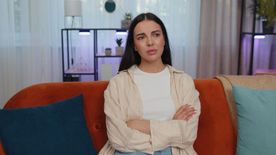 Ha a barátnőd mostanában furán viselkedik, ne áltasd magad: 5 biztos jel, hogy ő már elengedett