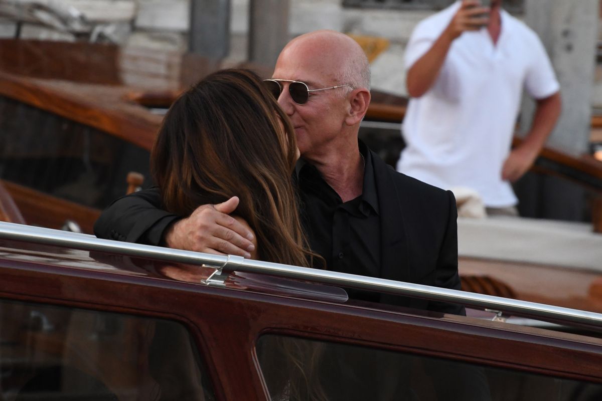 Jeff Bezos és a felesége egy utolsó forró csókot váltott az újságírók kedvéért, majd elindult a következő állomásra
