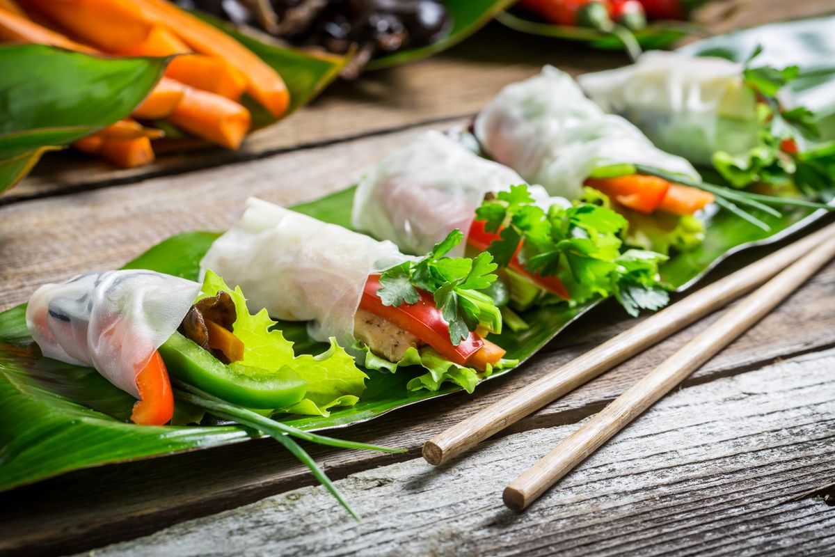 Spring rolls with vegetables and chicken