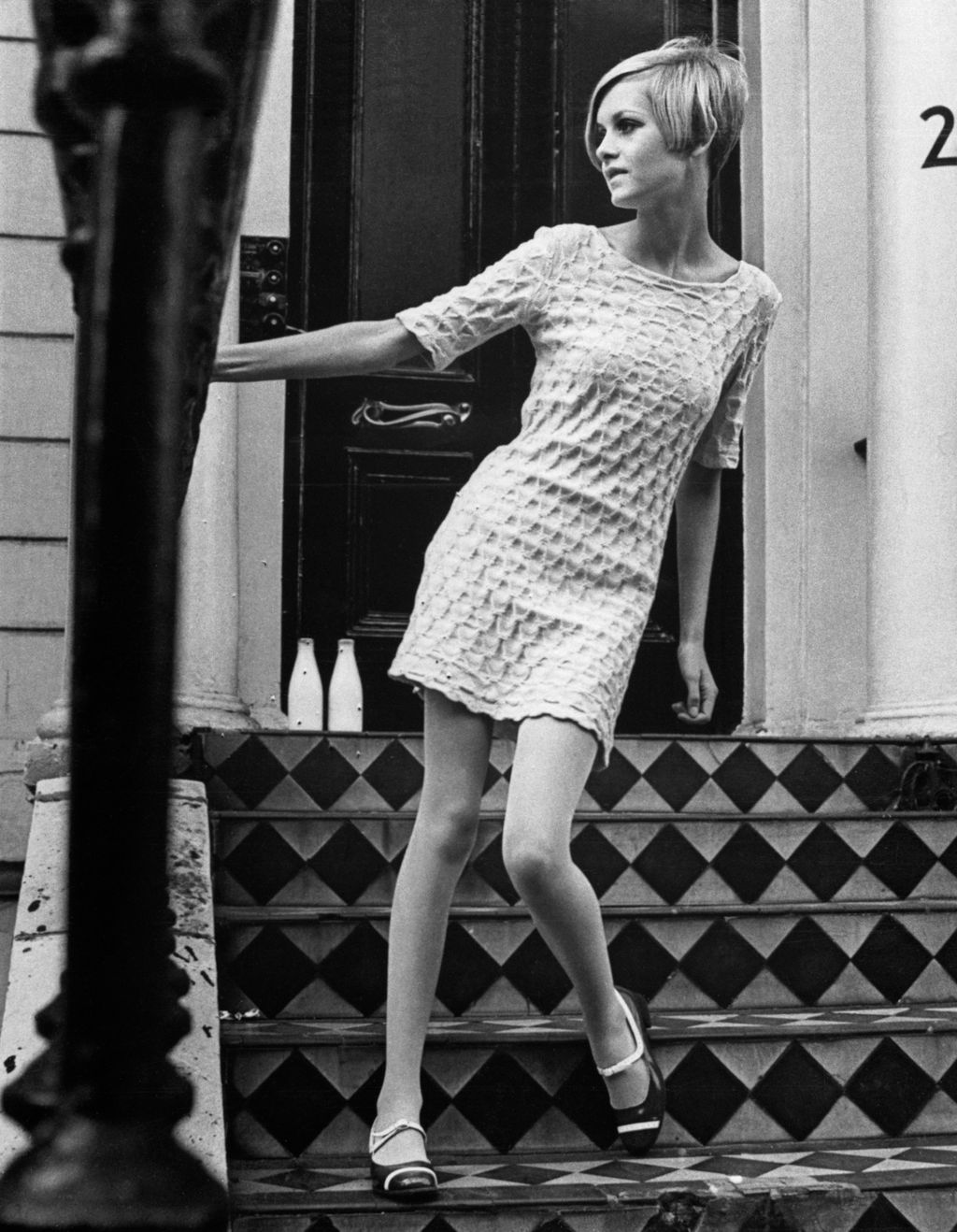 1960-as évek: minden tekintettben kicsi! A 60-as években talán a brit modell, Twiggy volt a bálvány, akit mindenki követni akart. Ebben a korban az androgün kinézet lett a divat, vékony végtagok, oszlop alkat és az alacsony nők lettek a szépségideál.  