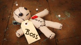Munkahelyi voodoo baba: stresszoldás vagy szimbolikus bosszú?