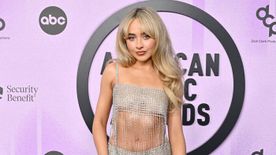 Sabrina Carpenter mindent ledobott – egyetlen harisnyában pózolt a címlapon – FOTÓ