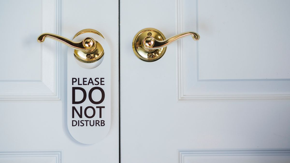 The sign does not disturb at the door of the hotel room