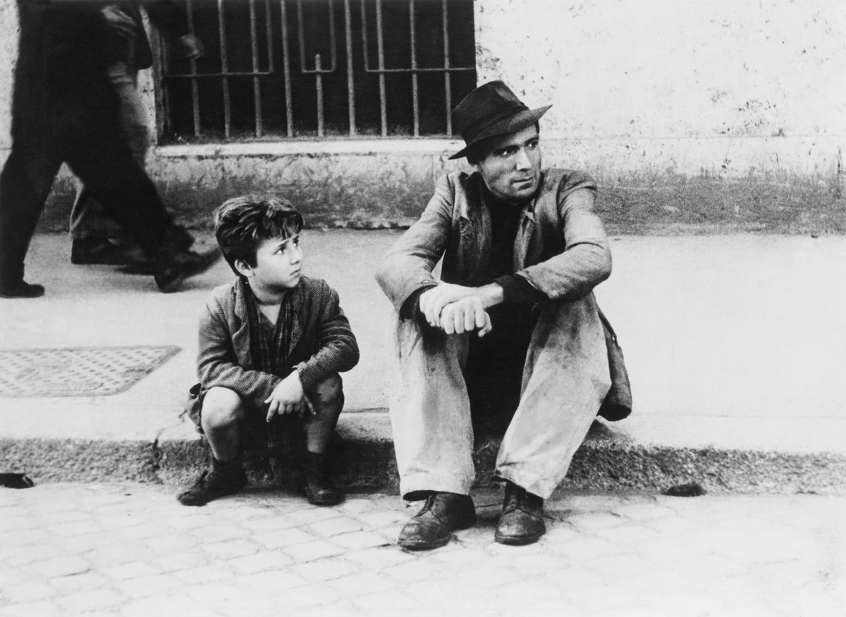 (Eingeschränkte Rechte für bestimmte redaktionelle Kunden in Deutschland. Limited rights for specific editorial clients in Germany.) Lamberto Maggiorani and Enzo Staiola (1939-2025) in a scene of the film "Ladri di bicyclette" (aka "Le voleur de bicyclette, The Bicycle Thief) directed by Vittorio De Sica. ITALIE - 1948 (Photo by ullstein bild/ullstein bild via Getty Images)