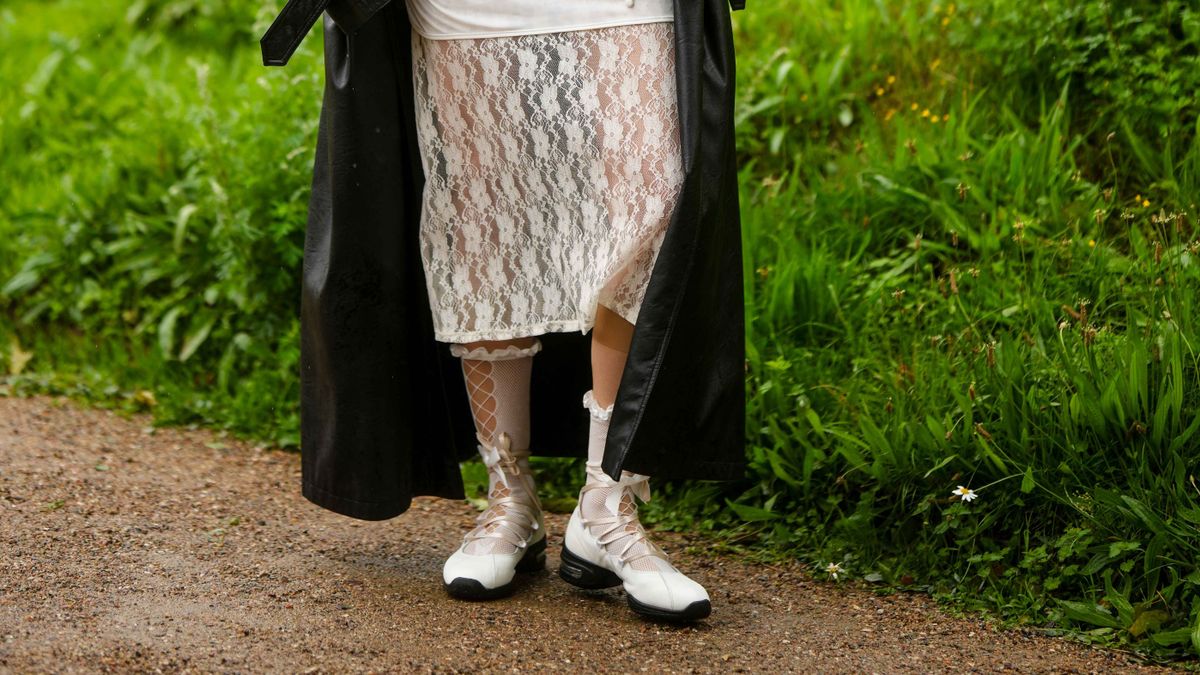 Sneaker és balerina? Mindkettő! – A sneakerinas a legújabb divatőrület az idei nyáron
