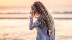 Ehhez még a partra se kell lemenned! 5 trükk a beach waves frizuráért − Termékekkel, árakkal