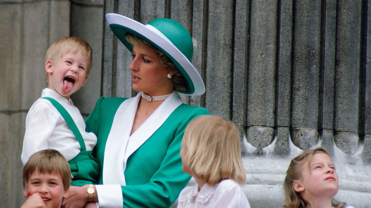 Diana pöttyös ruhájától Meghan nude szettjéig – A brit királyi család legszebb pillanatai a Trooping the Colouron