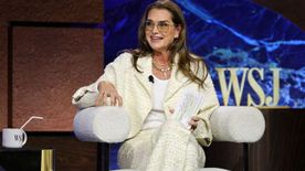 Tűzvörös miniben mutatta meg formás lábait Brooke Shields a Tony-gálán