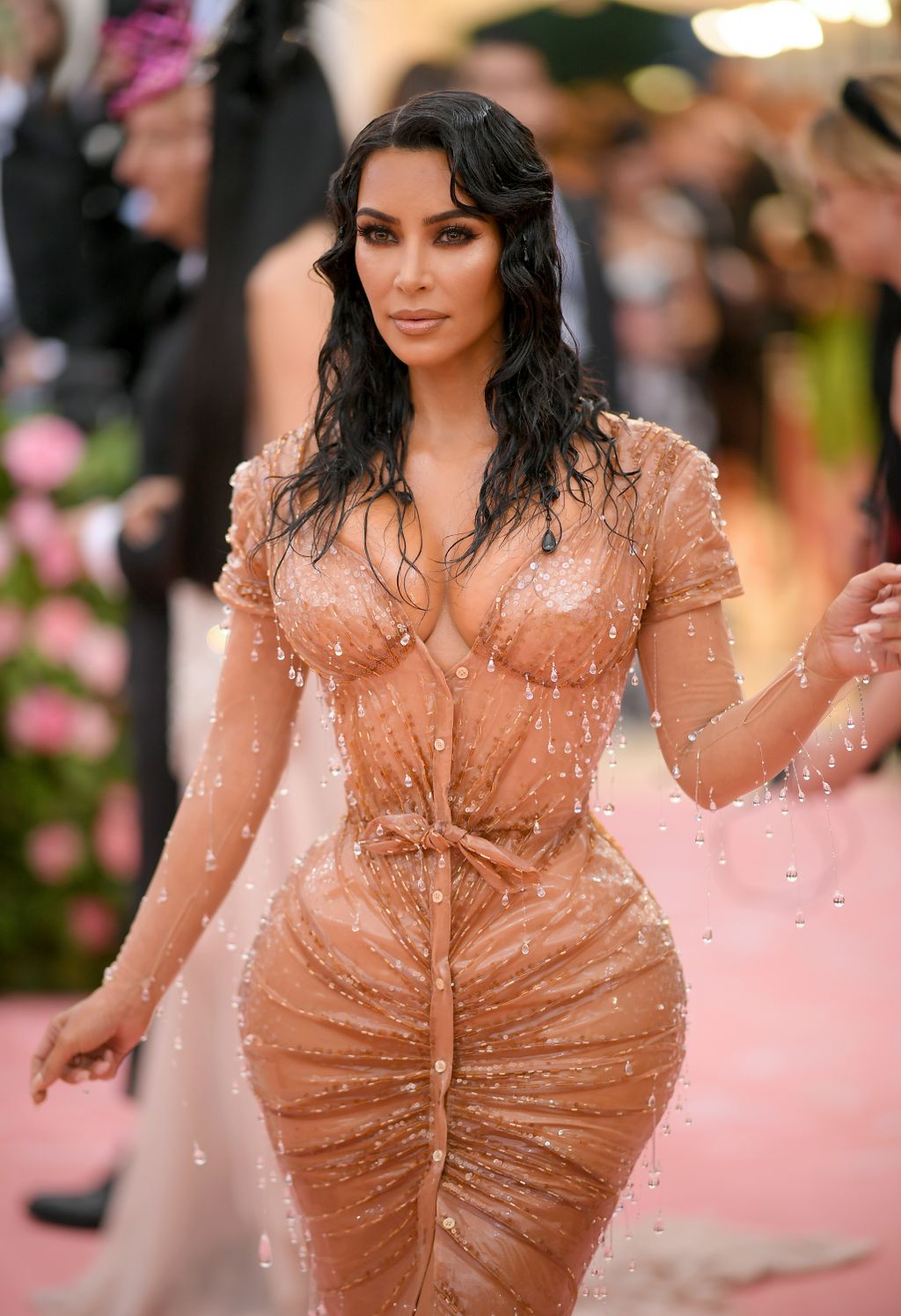 2010-es évek: BBL Instagrammodell! A BBL kifejezés az elmúlt évek legtrendibb plasztikai műtétéjét jelöli. A Kardashian-klán népszerűsége egyértelműen kitermelte az új szexszimbólumot: Kim Kardashiant. Ebben a korszakban a nagy mellek, vékony derék és nagy, brazilos fenék és csípő lett a divat.  