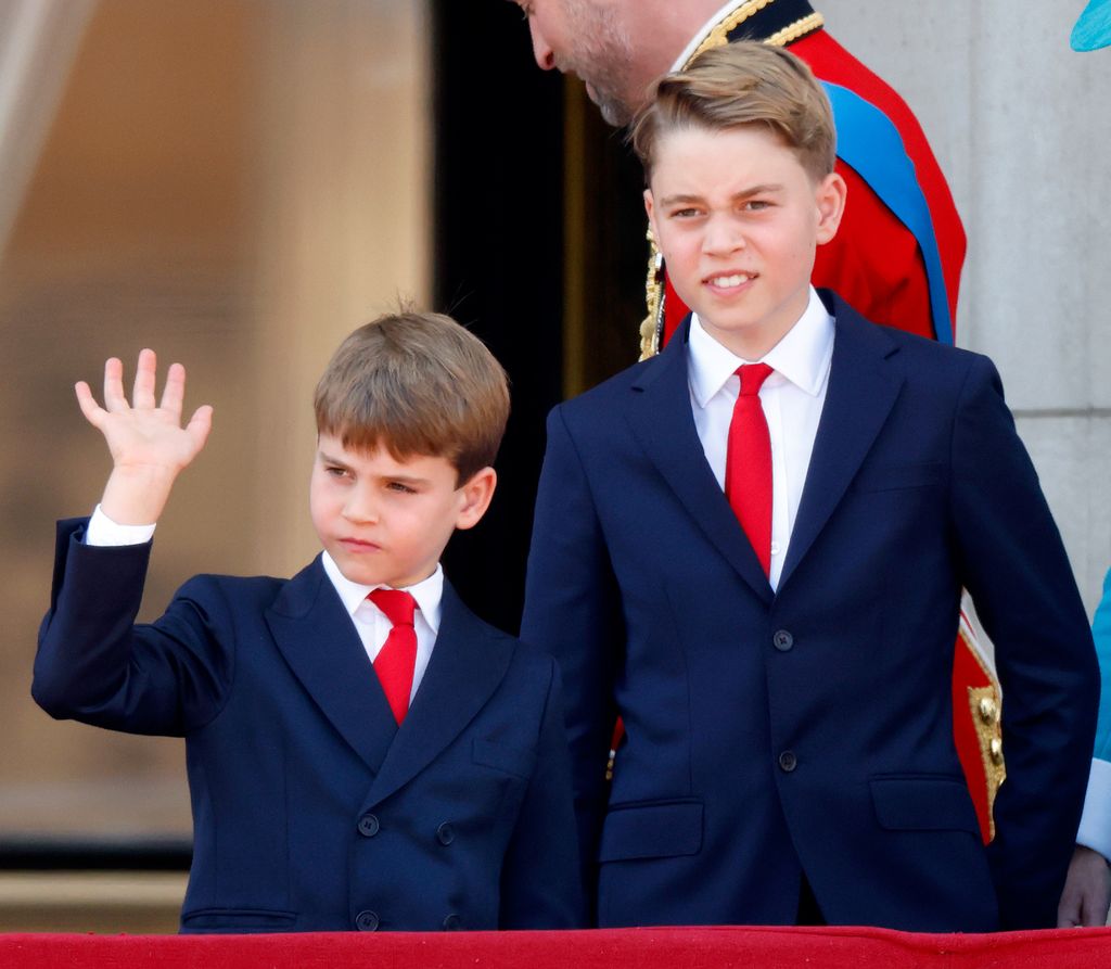 Lajos walesi herceg és György walesi herceg a Buckingham-palota erkélyéről nézik a RAF átrepülését, miután részt vettek a Trooping The Colour 2025 elnevezésű rendezvényen az angliai Londonban 2025. június 14-én.