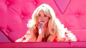 Ezeket a Sabrina Carpenter-pózokat könnyedén kivitelezheted a hálószobában – Íme a legvadabbak!