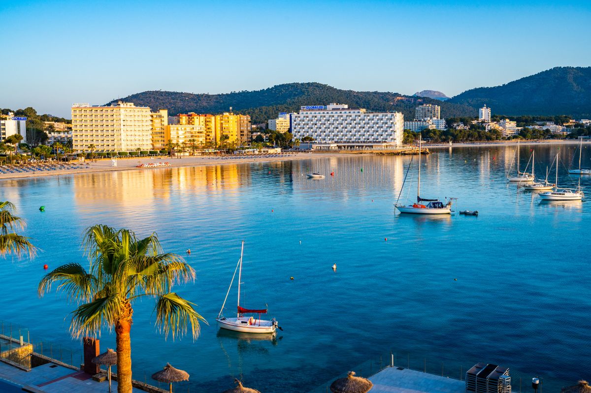 Spanyolország, Sunrise over Palma, Mallorca, Balearic Islands, Spain, Mediterranean, Europe (Photo by Paul Porter / Robert Harding RF / robertharding via AFP)