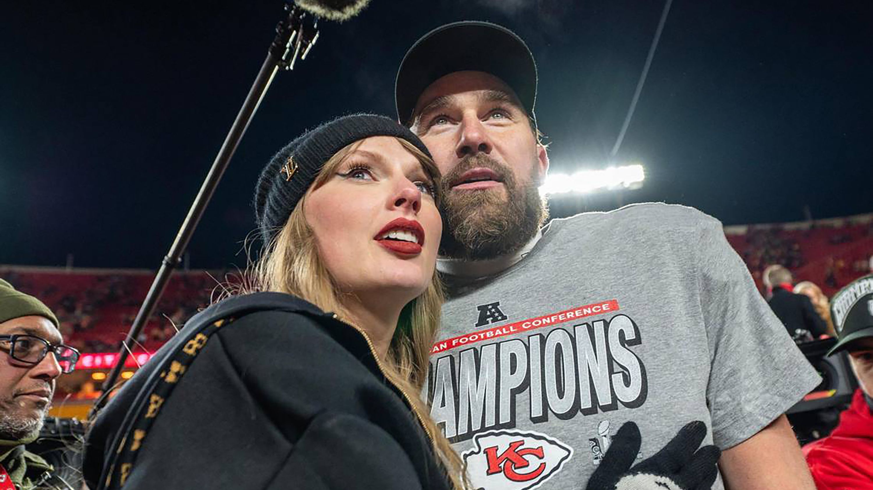 Lebuktak! Taylor Swift titokban hozzámehetett Travis Kelce-hez – FOTÓ