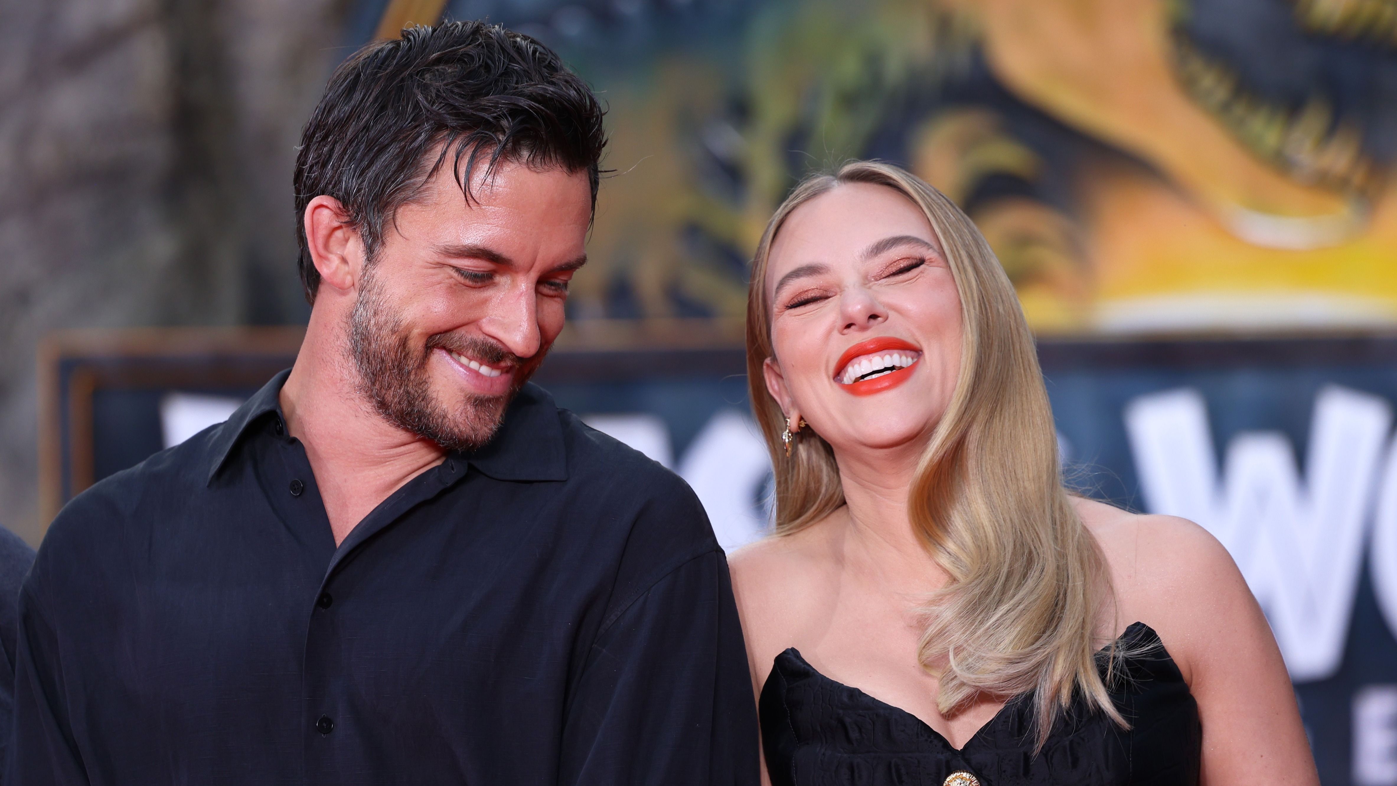 Scarlett Johansson szájon csókolta a Bridgerton sztárját – a közösségi média felrobbant