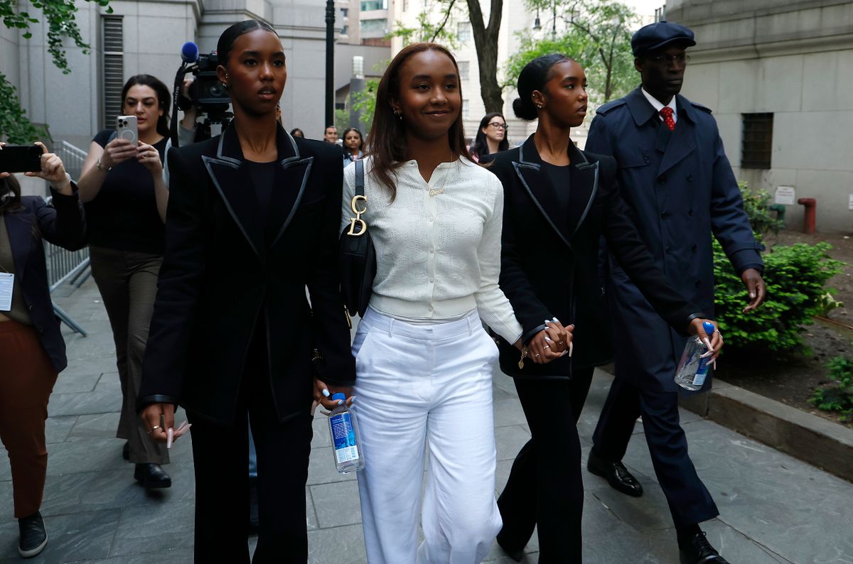 P.Diddy ikerlányai, D’Lila és Jessie Combs sírva hagyták el az épületet