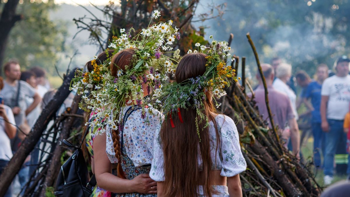 Nyári napforduló alapkellékei: virágkoszorú és tűzgyújtás