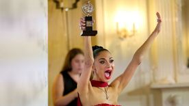 Zokogva vette át a legjobb női főszereplő díját a zenei világ számkivetettje, Nicole Scherzinger - Fotón a nagy pillanat