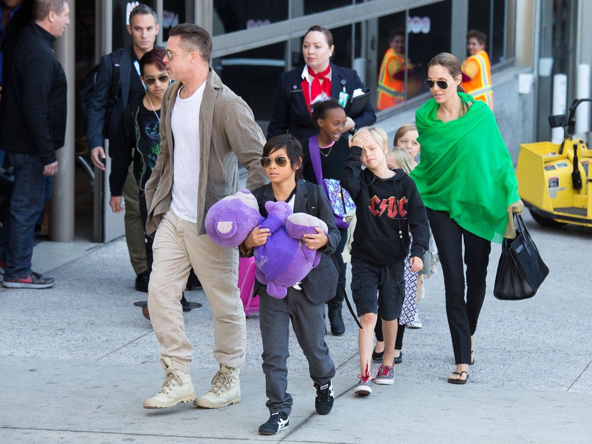 Brad Pitt és Angelina Jolie évekkel ezelőtt a gyerekeikkel