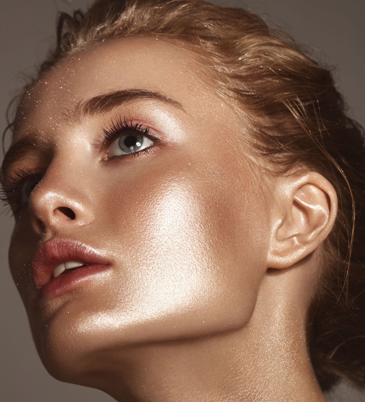 smink Beautiful woman with shiny glitter on her face