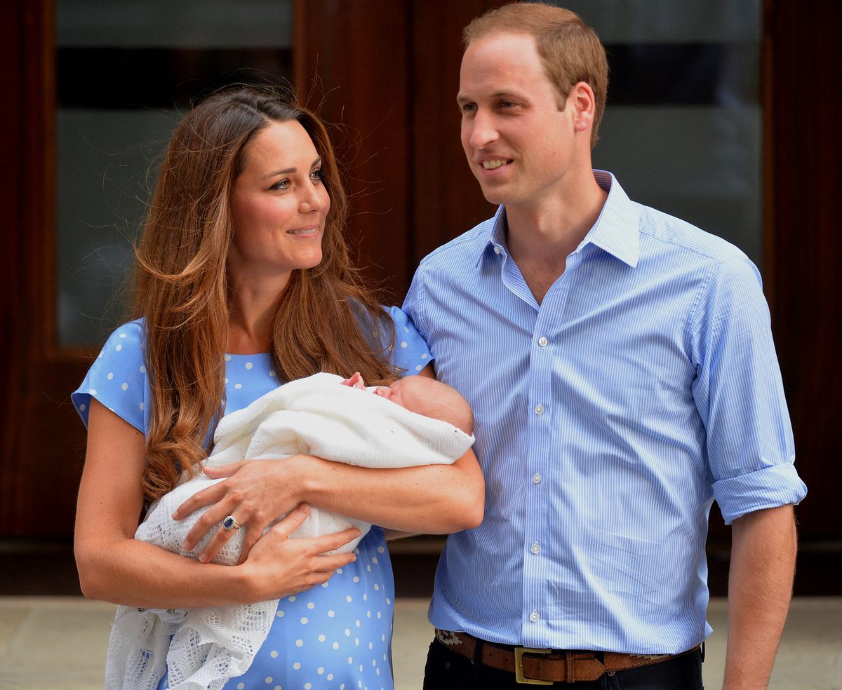 Britain's Prince William (R) and his wife Catherine, Duchess of Cambridge, show their new baby son to the world's media outside the Lindo Wing of St Mary's Hospital in London on July 23, 2013. The baby was born on Monday afternoon weighing eight pounds six ounces (3.8 kilogrammes). The baby, titled His Royal Highness, Prince (name) of Cambridge, is directly in line to inherit the throne after Charles, Queen Elizabeth II's eldest son and heir, and his eldest son William.    AFP PHOTO / LEON NEAL (Photo by LEON NEAL / AFP)