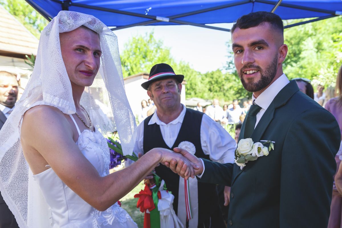 menyasszony 20250706 BalmazújvárosHagyományos esküvőt szerveztek Balmazújvároson, melyen a kikérő után traktorokkal vonultak a házasságkötő teremig. Erre az alkalomra meghívták a HAON-t. Fotó: Czinege Melinda CZMHajdú-Bihari Napló